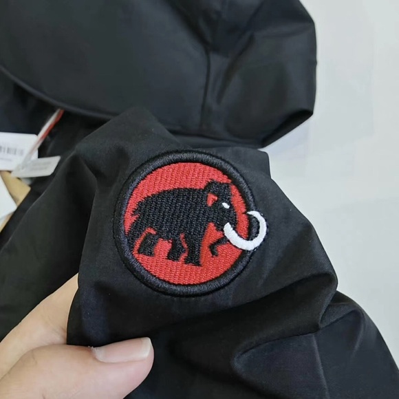 Mammut Black Gore-Tex Performance Jacket - Picture 2 of 8